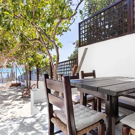 Villa Tsifliki Beachfront Retreat *